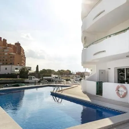 Avec Piscine Et Vue Canaux * Roses